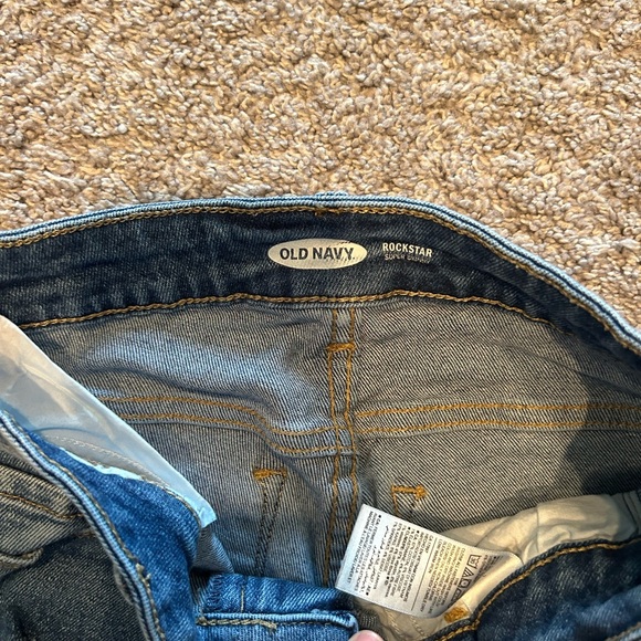 Old Navy women’s Rock Star Super Skinny ripped jeans - Picture 2 of 4